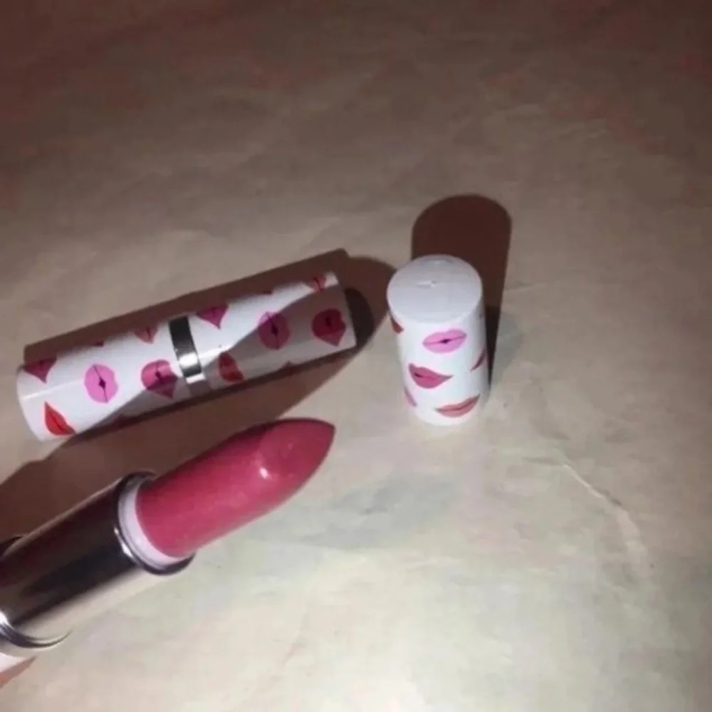 2 x Clinique lipsticks